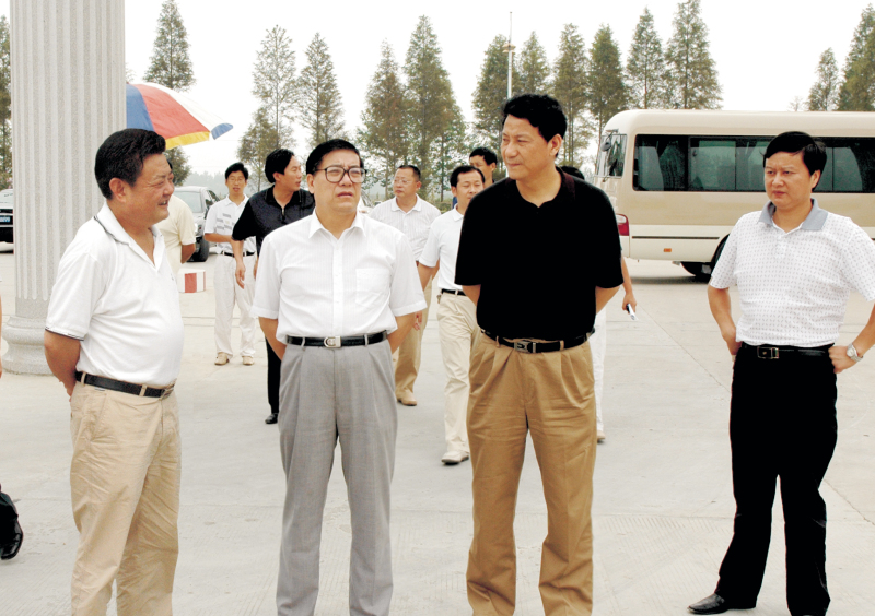  2006年9月1日，湖北省委常委、統戰部部長蘇曉云蒞臨我公司考察，張嗣義書記陪同